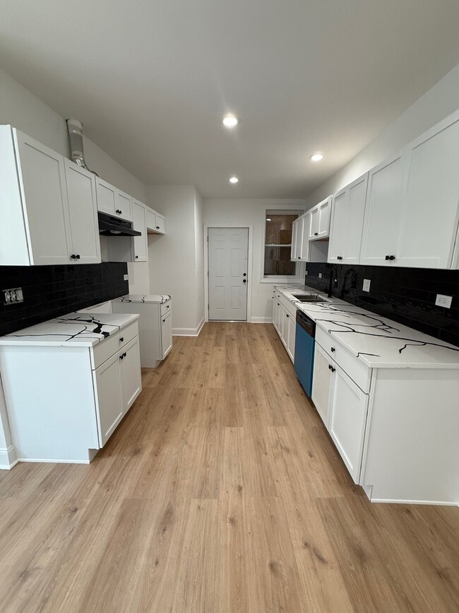 Building Photo - 7841 S Essex Ave