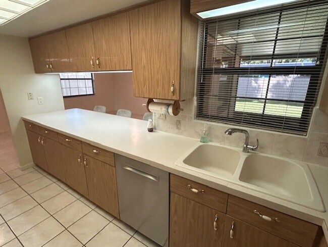 Foto del edificio - Spacious 3/2/2 in a quiet neighborhood available 9-1-25!