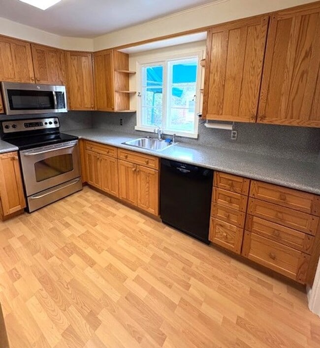 Building Photo - 4 Bedroom Home in Holladay