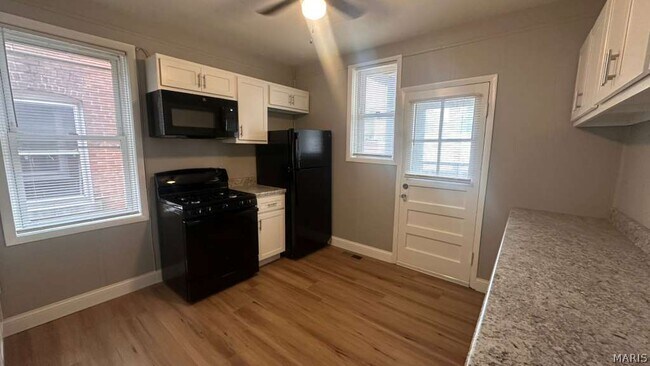 Foto del edificio - 5042 Pernod Ave