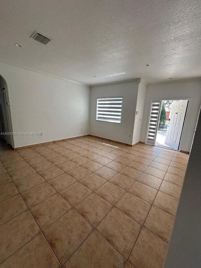 Foto del edificio - 9117 NW 169th St