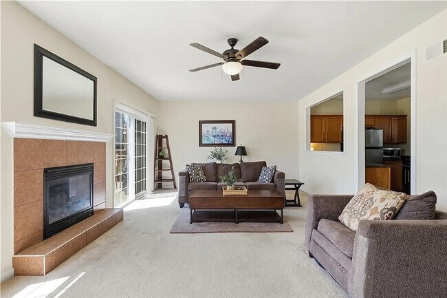 Foto del edificio - Beautiful Home with LVP Flooring Throughout | Finished Basement | Available Now