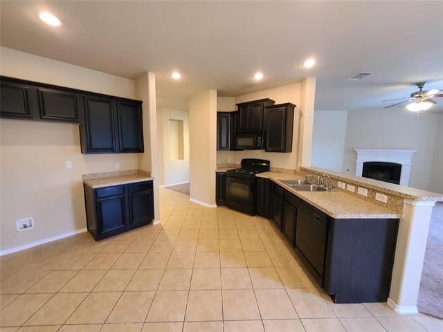 Foto del edificio - 512 Basswood Ln