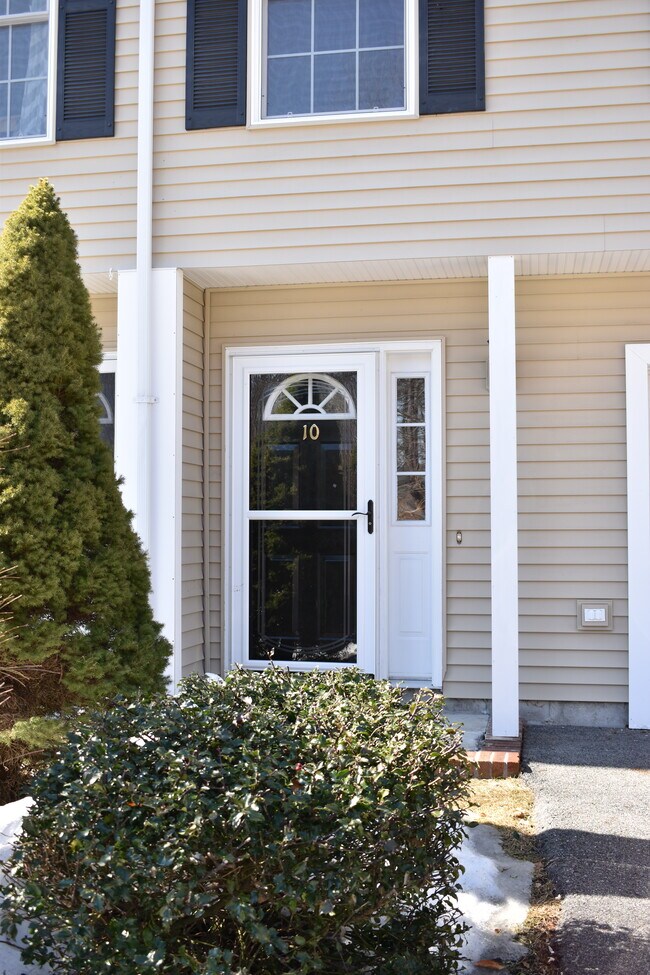 10 Woodside Dr Unit 10, Gorham, ME 04038 Condo for Rent in Gorham, ME