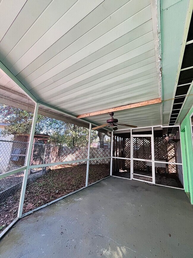 Foto del edificio - 3 Bed/2 Bath with one car garage home located in Jake Gaither Neighborhood!