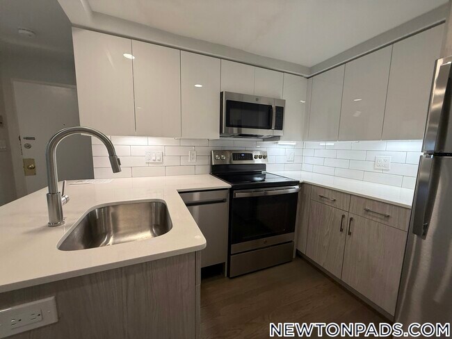 Foto del edificio - 320 Hammond Pond Pkwy