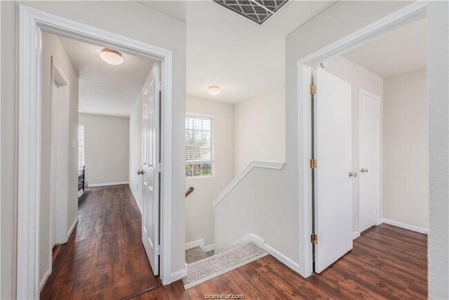 Building Photo - 1229 Oney Hervey Dr