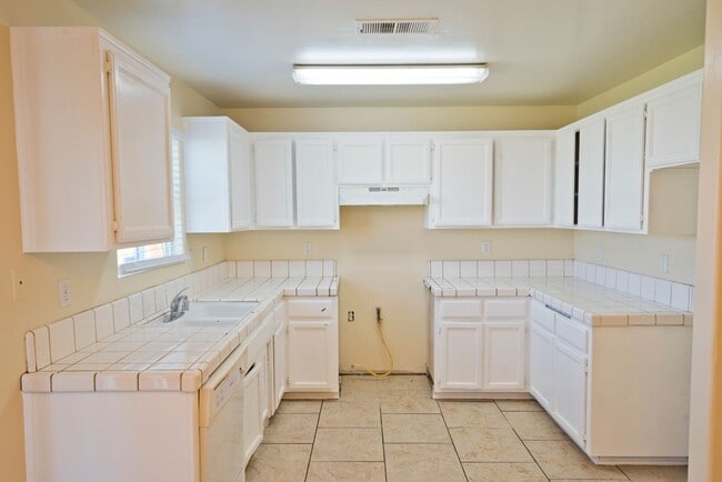 Building Photo - 3Bed/2bath SW Bakersfield