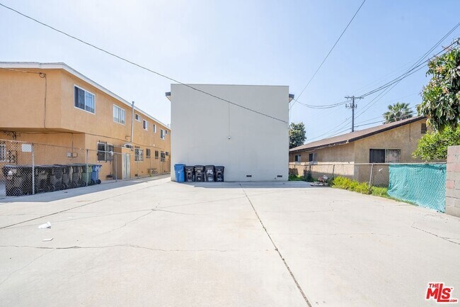 Building Photo - 241 W 84th St