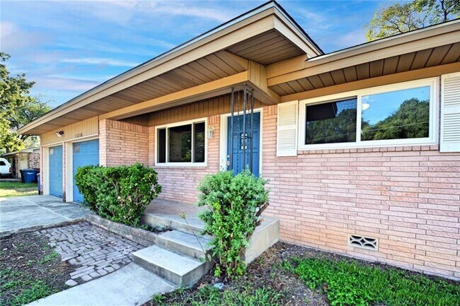 Building Photo - 1216 Rivercrest Dr