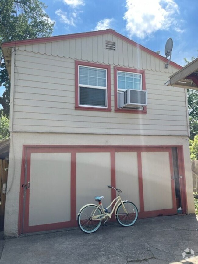Building Photo - 834 Lakeview Dr