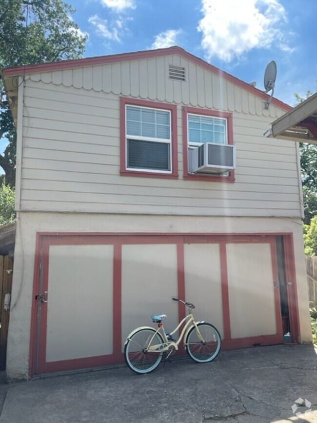 Building Photo - 834 Lakeview Dr
