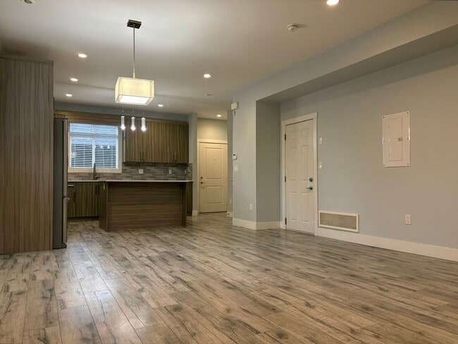 Building Photo - 826 Cadder Ave