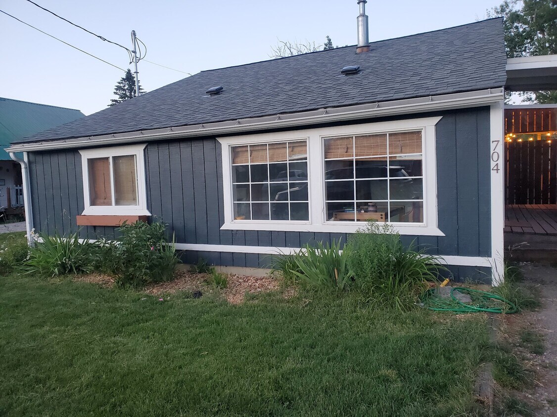Primary Photo - 704 N Ella Ave
