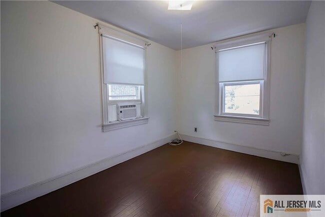 Foto del edificio - 8 Whitehead Ave
