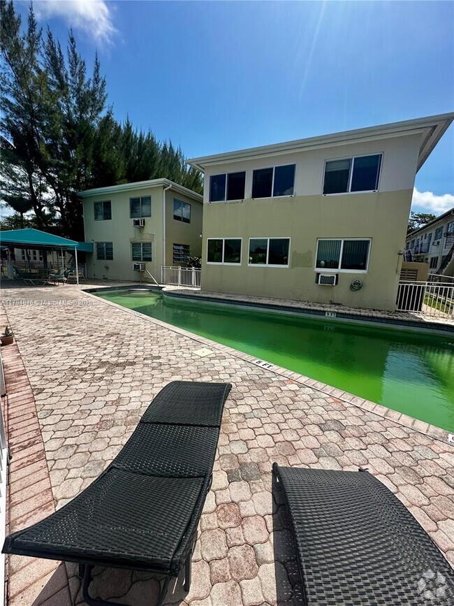 Building Photo - 4730 Pine Tree Dr