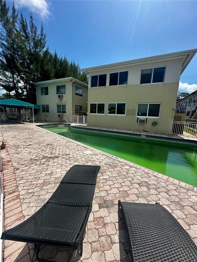 Foto principal - 4730 Pine Tree Dr