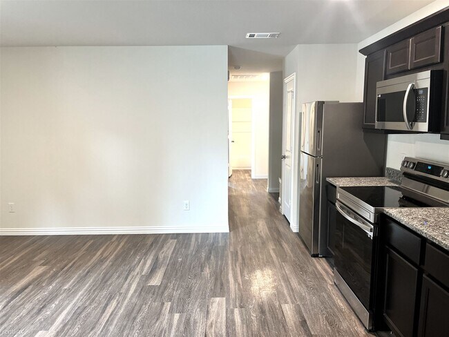 Building Photo - 3 br, 2 bath Duplex - 306 South 23rd Street 1