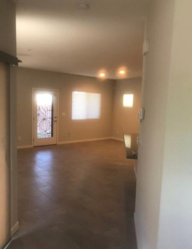 Building Photo - 4 Bed house off Stephanie and Warm Springs