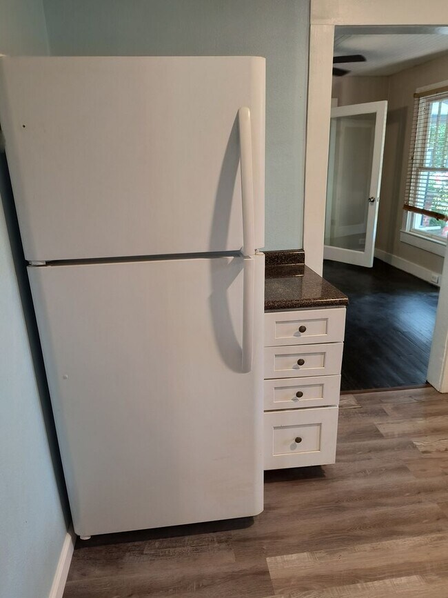 Building Photo - Beautifully Remodeled 3 Bedroom 2 Bath Hom...