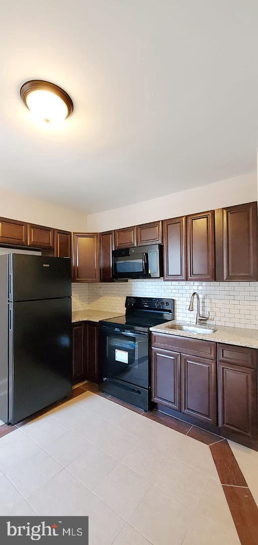 Foto del edificio - 5854 Larchwood Ave