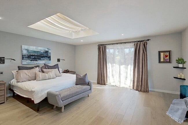 Building Photo - 5 Sandstone