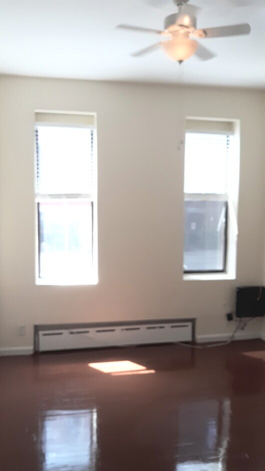 King-Sized Bedroom w Ceiling Fan - 925 Garden St