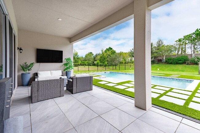 Building Photo - STUNNING 4/3 with Pool and Putting Green i...