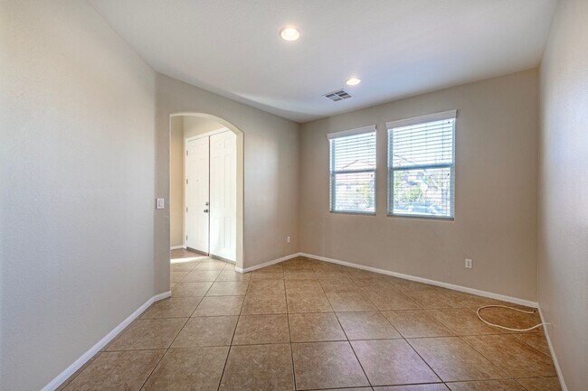 Foto del edificio - Southwest 5 bd 3 full bath with 2 car gara...