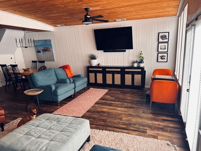 Building Photo - 2 Bedroom  2 Bath Lakefront Single Family ...