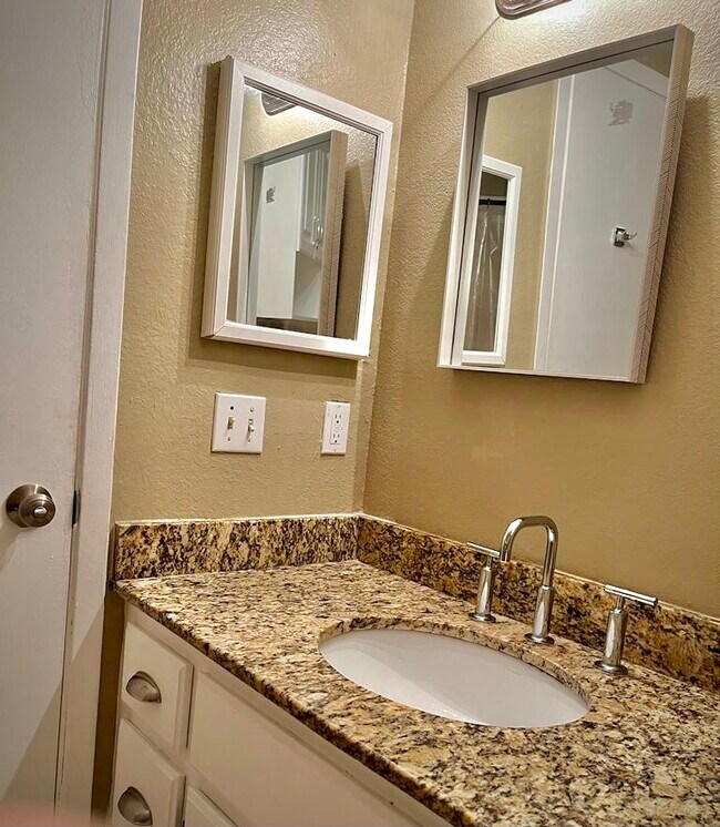 Foto del edificio - 5550 Spring Valley Rd