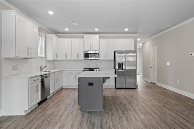 Building Photo - 2808 Lincoln Dr