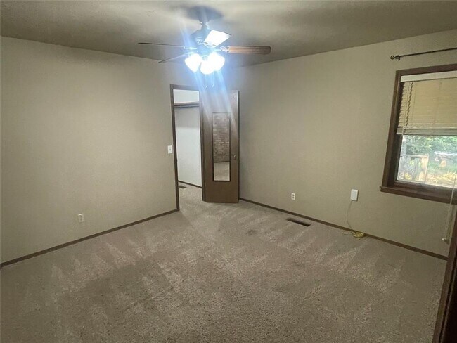 Foto del edificio - 1225 N Terrace Dr