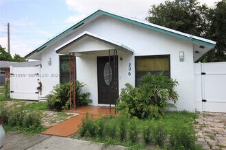 Building Photo - 206 SW 2nd Pl