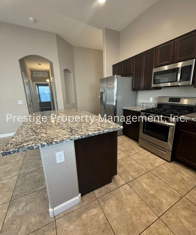 Foto del edificio - Spacious 4+Den/3 Northwest Home!