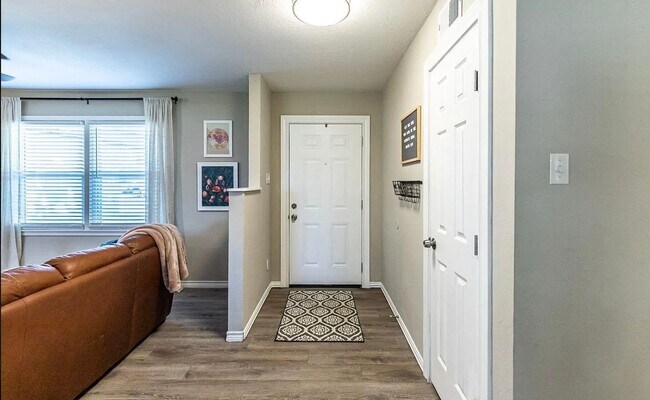 Foto del edificio - Great 3 bedroom 2 bathroom house with lots...