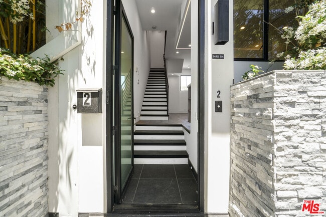 Foto del edificio - 1447 N Martel Ave