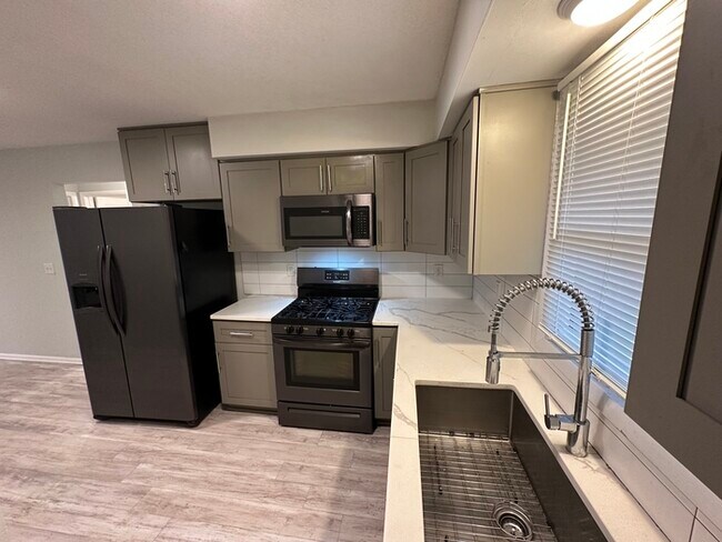 Building Photo - MODERN AND RENNOVATED HOME FOR RENT IN COL...