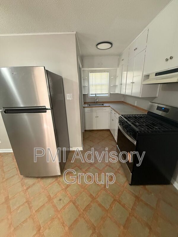 Building Photo - 2220 SW Plass Ave