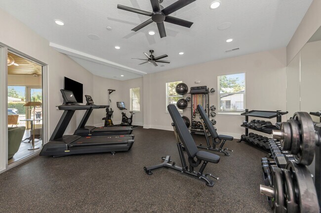 Interior Photo - Everest Largo Apartments