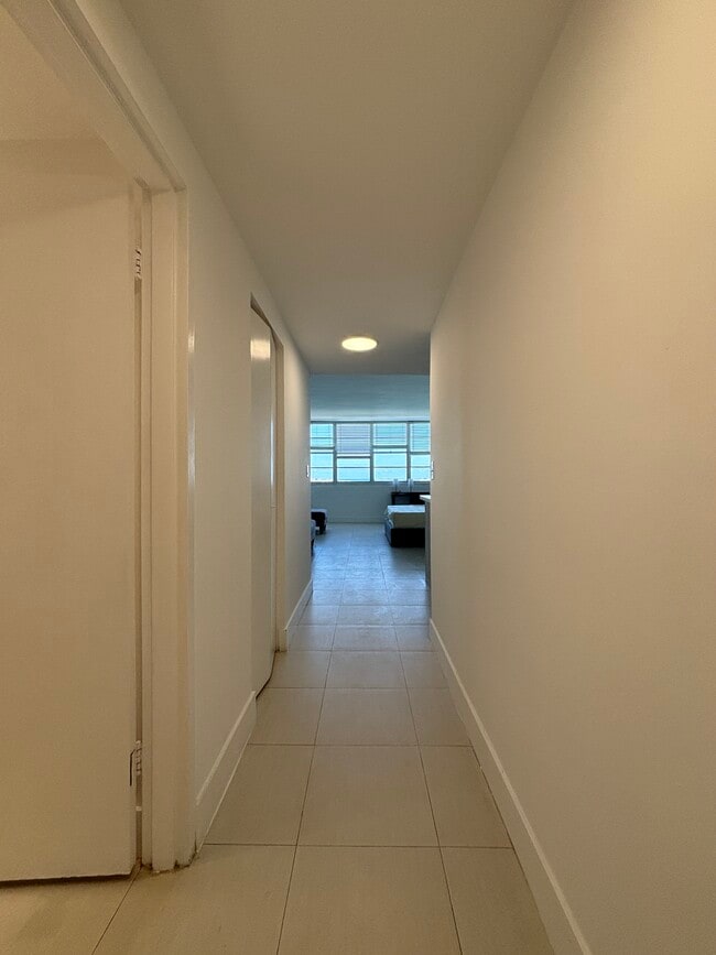 Building Photo - 905 Brickell Bay Dr