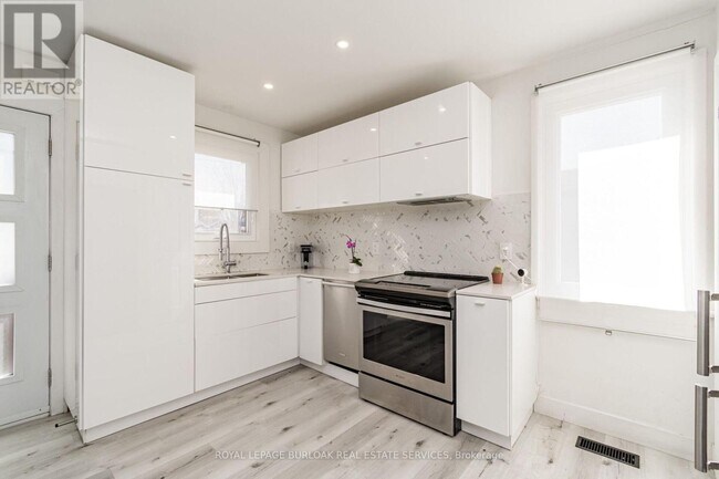 Photo du bâtiment - 260 W 16th St