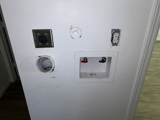 Building Photo - For Rent: Charming 2 Bed / 1 Bath Duplex with Backyard. We accept section 8.