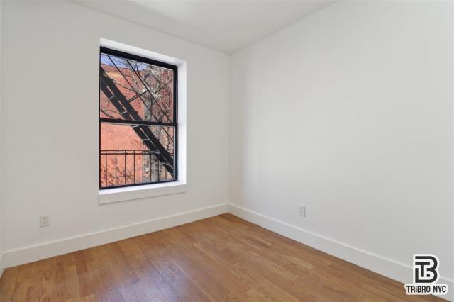 Foto del edificio - 3 bedroom in BROOKLYN NY 11206