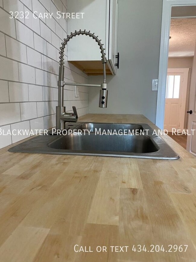 Building Photo - Beautiful 2 Bedroom Single Family Home