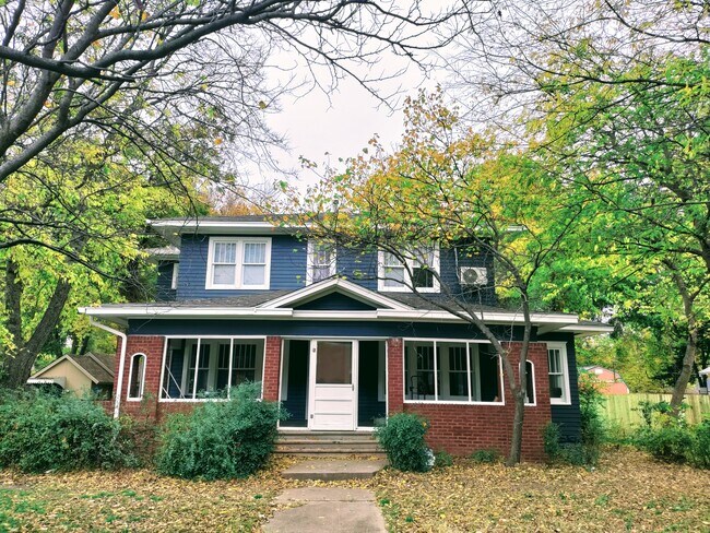 300 sq ft front porch - 626 Chautauqua Ave