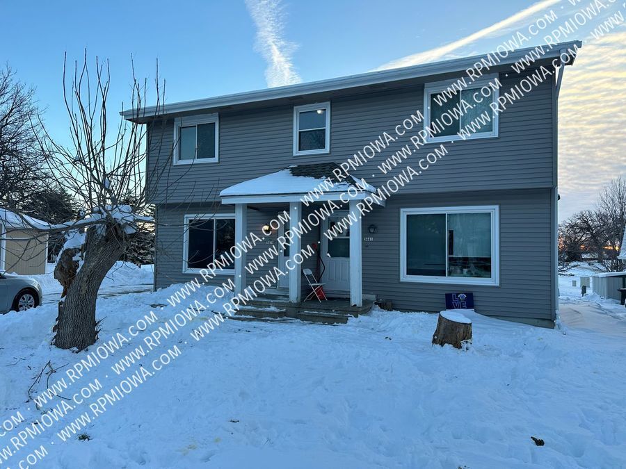 Primary Photo - CHARMING DUPLEX! 3 Bedroom and 1.5 Bathroo...