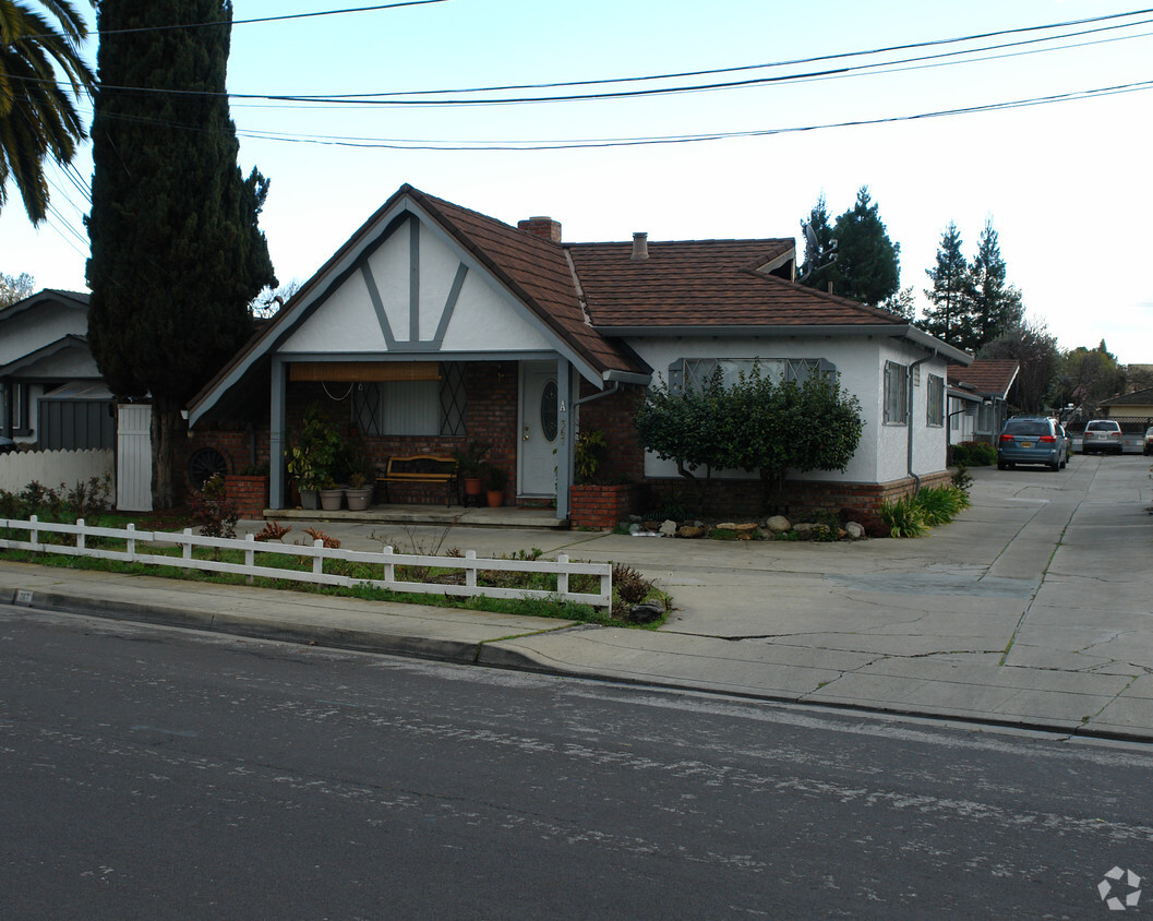 Building Photo - 367 Easy Street