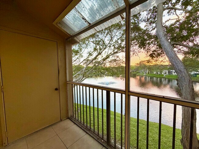 Foto del edificio - 660 Cypress Club Way