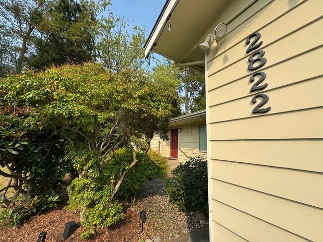 Building Photo - 3-Bed 1.5-Bath with Huge Fenced Backyard